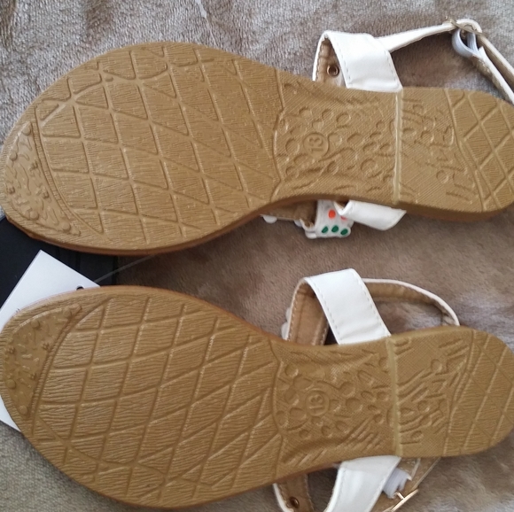 Babe Peacock Sandals - Picture 4 of 4